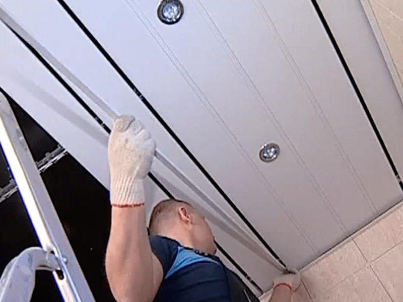 Монтаж ПВХ-панелей на потолок в Бузулуке - Работа 4